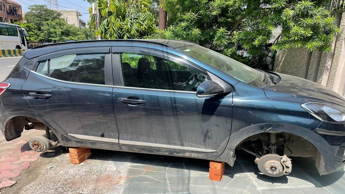नोएडा में चोरों का गज़ब कारनामा कार को ईंटों पर खड़ी कर चारों टायर खोल ले गए