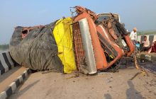 लखीमपुर में भीषण सड़क हादसा, बस और ट्रक की टक्कर में 6 लोगों की मौत, 20 घायल