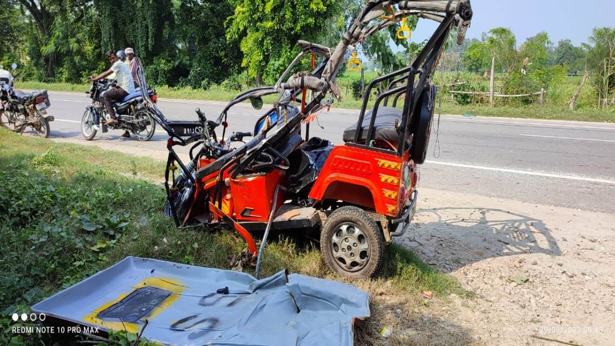 ई रिक्शा को तेज रफ्तार ट्रक ने मारी टक्कर, हादसे में तीन की मौत