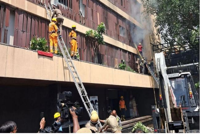 Noida: सेक्टर-3 के कॉल सेंटर में आग से हड़कंप, दमकलकर्मियों ने पाया काबू, पांच को सुरक्षित बाहर निकाला