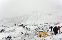 नेपाल के माउंट मानसलू में  भीषण हिमस्खलन की चपेट में आया बेस कैंप, कई पर्वतारोही लापता
