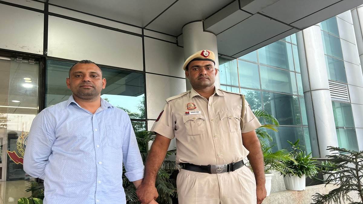 फर्जी विंग कमांडर को दिल्ली पुलिस ने किया गिरफ्तार, IGI एयरपोर्ट पर कर रहा था एंट्री