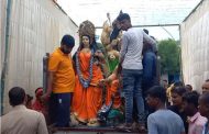भदोही जनपद में बीते रविवार को दुर्गा पूजा पंडाल में भीषण आग लगने के बाद दुर्गा प्रतिमाओं का गांव के लोगों ने विसर्जन किया