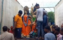 भदोही जनपद में बीते रविवार को दुर्गा पूजा पंडाल में भीषण आग लगने के बाद दुर्गा प्रतिमाओं का गांव के लोगों ने विसर्जन किया