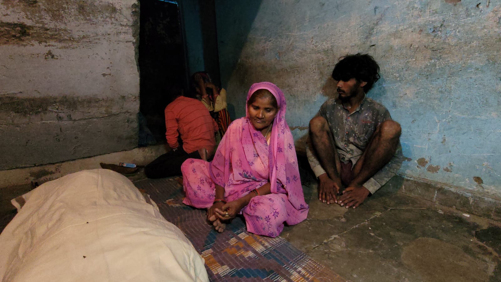 हरदोई में मुर्दा जिसे मानकर अंतिम संस्कार की हो रही तैयारी वह पहुंचा जिंदा वापस अपने घर