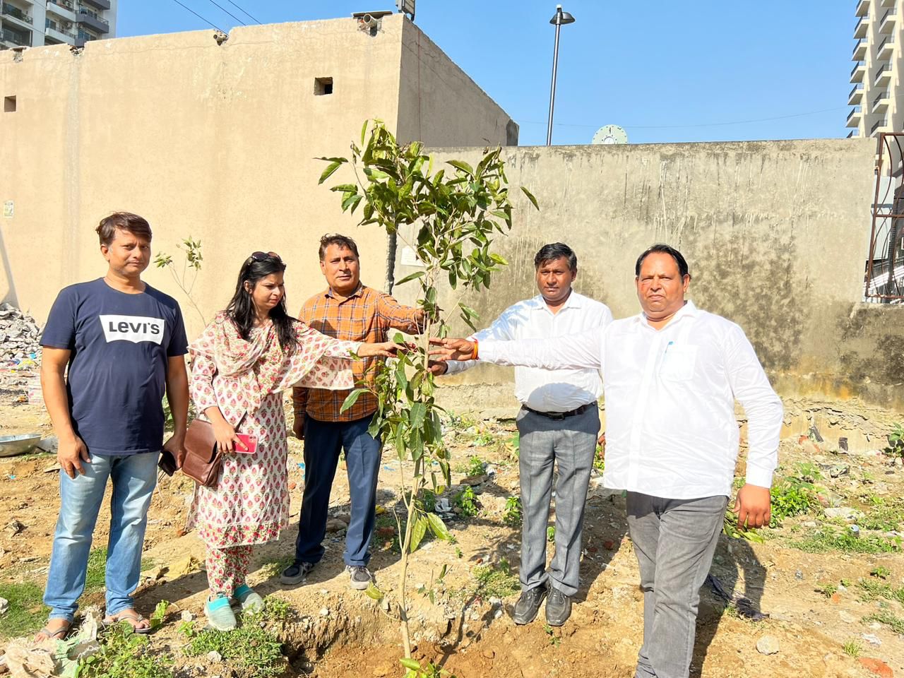 ख़ाली पड़े डंपिंग ग्राउंड को ग्रीन बेल्ट डेवलप करके पर्यावरण को बचाने का कार्य शुरू किया गया