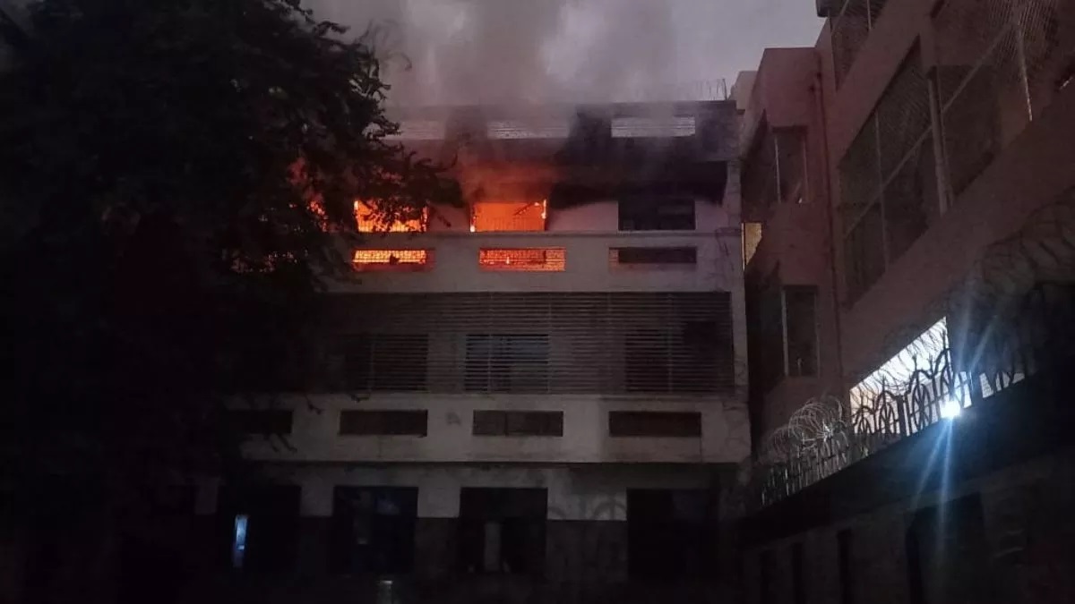 वृंदावन के गार्डन होटल में आग, तीसरी मंजिल पर धुंआ देखकर कमरे से भागे लोग, दो की मौत