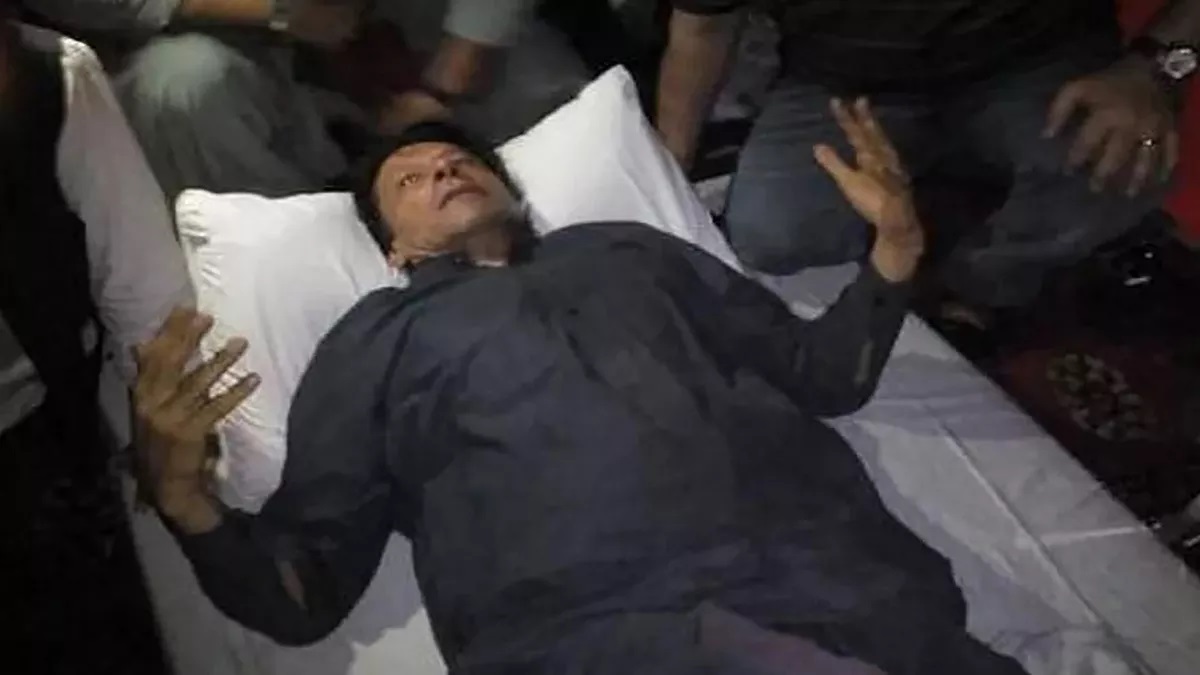 पाकिस्तान के पूर्व प्रधानमंत्री इमरान खान पर फायरिंग, पैर में लगी गोली, हमले में कई PTI नेता घायल