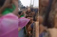 धरनारत महिलाओं पर पुरुष पुलिस कर्मियों ने जमकर बरसाई लाठियां, वीडियो वायरल