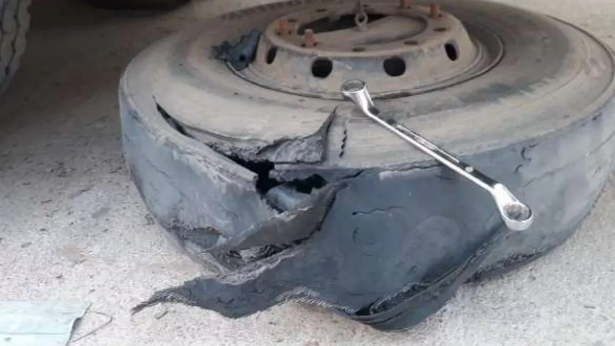 यमुना एक्सप्रेस पर टायर फटने से अनियंत्रित होकर पलट गई कार, एक की मौत और 5 लोग घायल