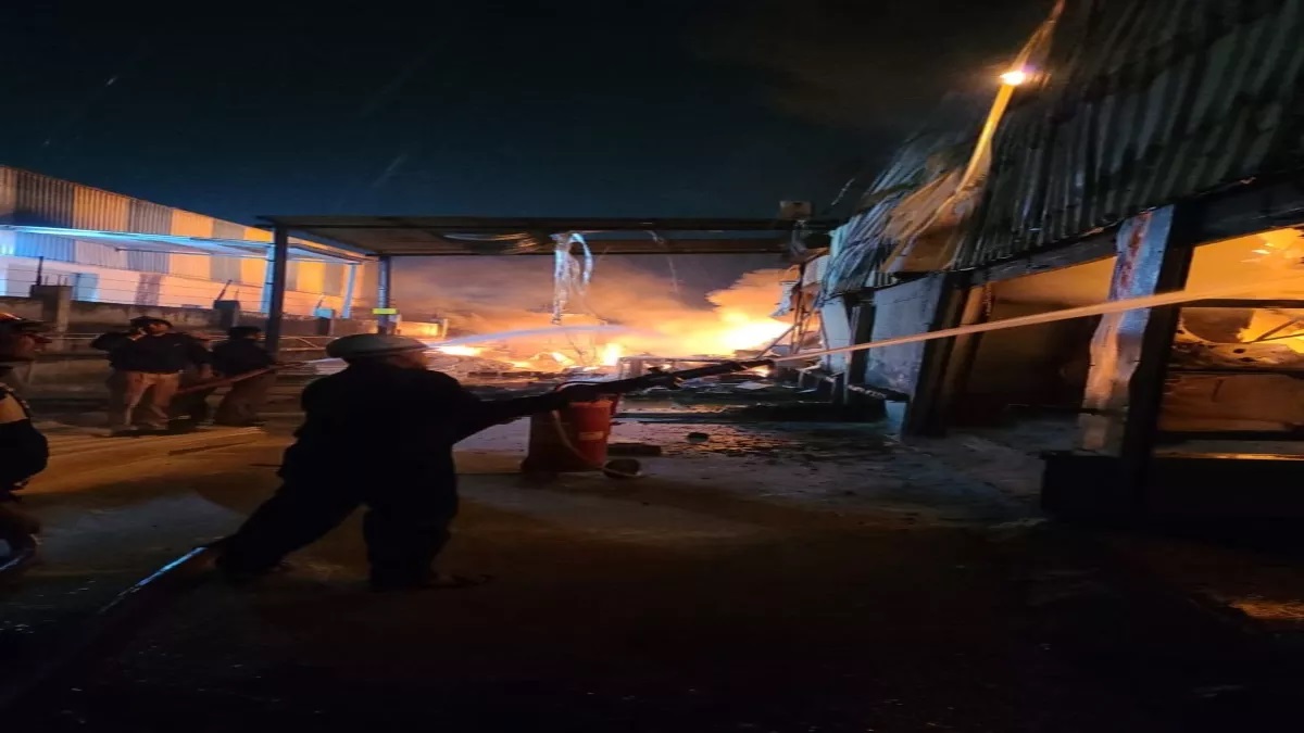 ग्रेटर नोएडा में फैक्ट्री में लगी भीषण आग, लाखों का सामान जलकर खाक