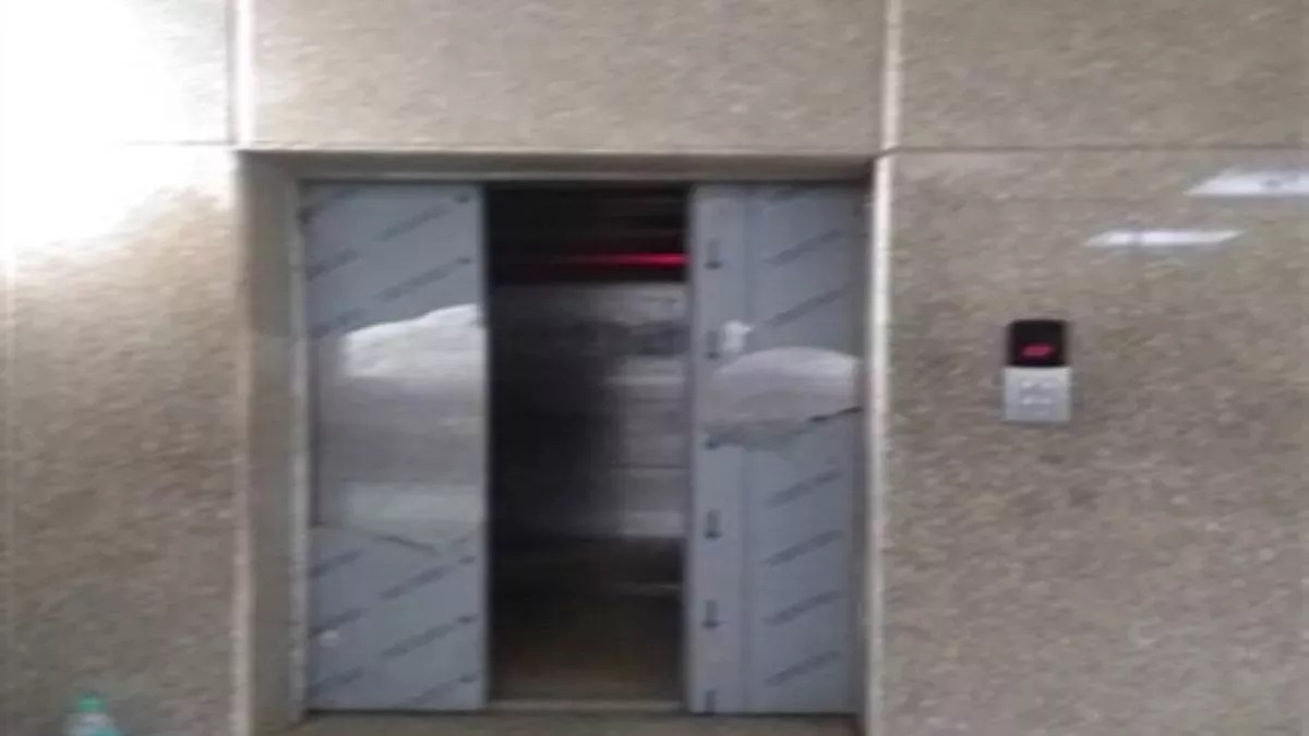 सोसाइटी की लिफ्ट में 3 बच्चे और परिजन फंसे, आधे घंटे तक अटकी रही सांसें