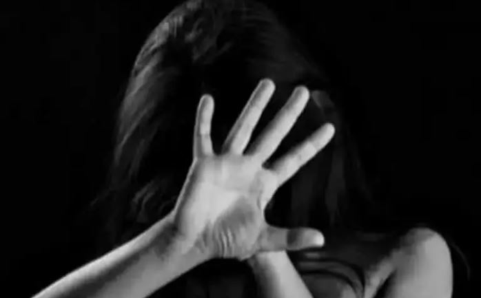अश्लील वीडियो बनाकर युवती का रेप किया, आरोपी मां-बेटे सहित फूफा पर भी मुकदमा दर्ज