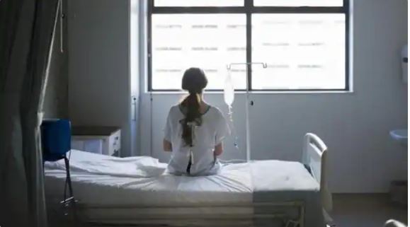 हॉस्पिटल संचालक ने महिला कर्मचारी का अश्लील वीडियो बना दोस्त को भेजा, दोनों ने किया रेप