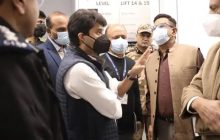 लम्बी-लम्बी कतारों, भीड़-भाड़ की ख़बरें मिलने के बाद दिल्ली एयरपोर्ट पहुंचे केंद्रीय मंत्री ज्योतिरादित्य सिंधिया