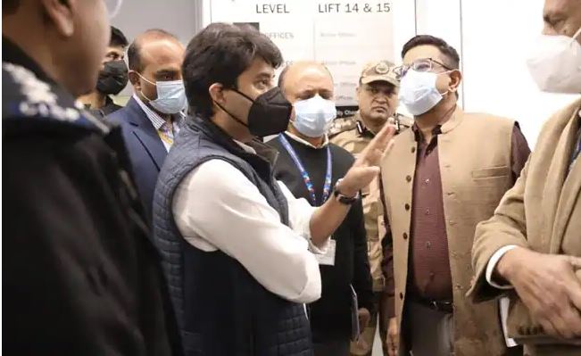 लम्बी-लम्बी कतारों, भीड़-भाड़ की ख़बरें मिलने के बाद दिल्ली एयरपोर्ट पहुंचे केंद्रीय मंत्री ज्योतिरादित्य सिंधिया