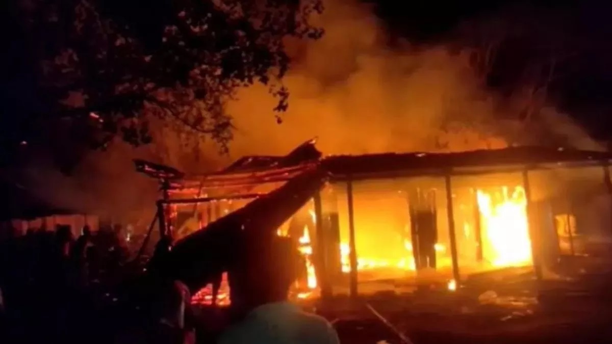 ग्रेटर नोएडा में फोम के गोदाम में लगी आग: दमकल की 3 गाड़ियों ने पाया काबू, लाखों रुपए का सामान जलकर राख