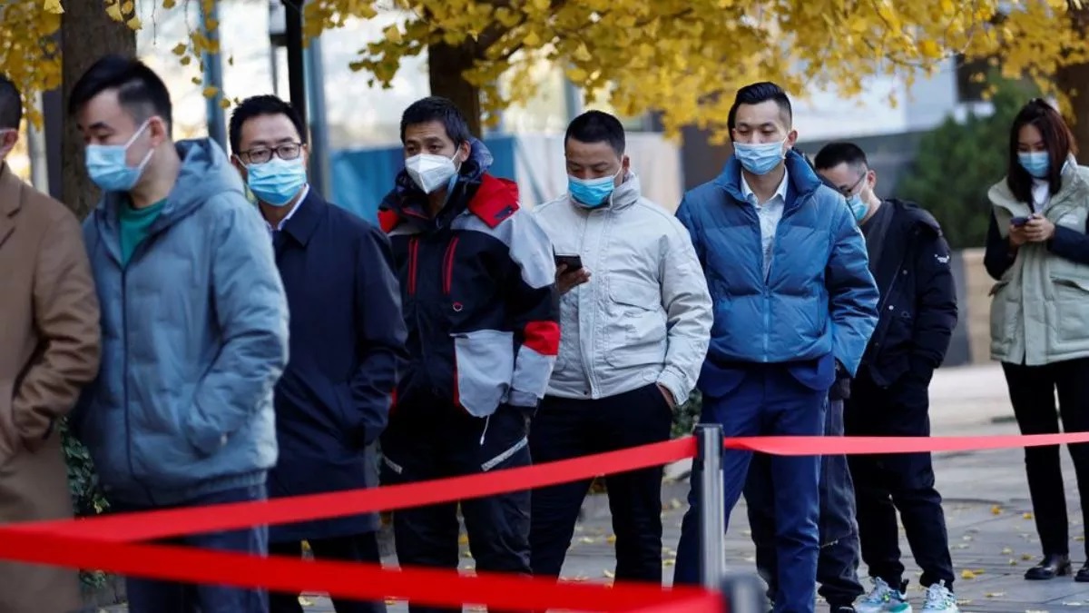 कोविड पर चीन की चाल से सांसत में हॉन्गकॉन्ग वासियों की जान, रातों-रात खाली कर डाली दवाइयों की दुकान