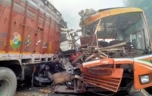 कोहरे के चलते फर्रुखाबाद में भीषण हादसा, रोडवेज बस और ट्रक की भिड़ंत में दो की मौत, एक दर्जन सवारियां गंभीर रूप से घायल