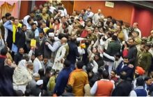 दिल्ली में मेयर पद का चुनाव टला, सदन में AAP-BJP पार्षदों का जमकर हंगामा व हाथापाई
