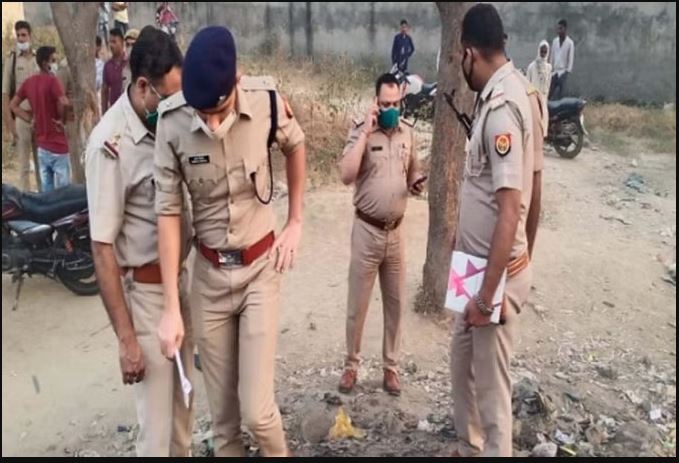 पुलिस चौकी के पास कत्ल: बचाने के लिए चिल्लाती रही महिला, दनादन चाकू से वार करते रहे बदमाश