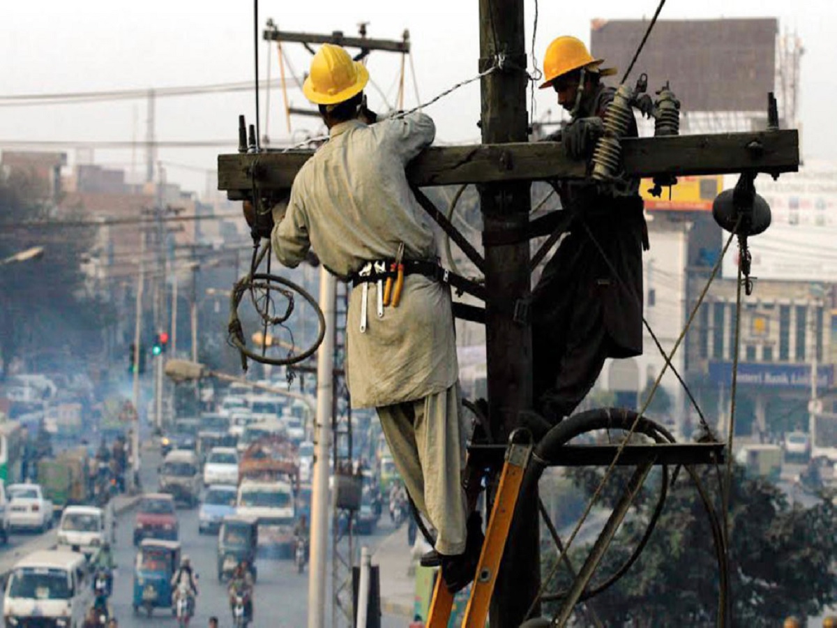 अंधेरे में डूबा पाकिस्‍तान, लाहौर-कराची समेत कई शहरों में बिजली गुल, ठीक होने में लग सकते हैं 12 घंटे