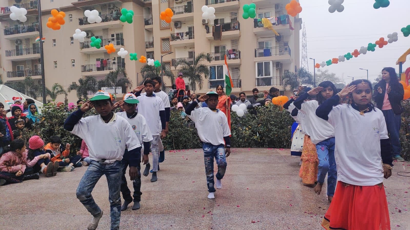 ईएमसीटी की ज्ञानशाला के बच्चो ने गणतंत्र दिवस के अवसर पर ग्रीनआर्च सोसाइटी में अपने नृत्य और कला के माध्यम से शिक्षा पर सभी का अधिकार का दिया संदेश।