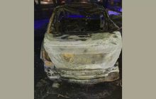 बीच सड़क आग का गोला बन गई मर्सिडीज, लाखों की कार में जलकर मालिक की मौत
