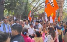 भाजपा नेताओं का AAP हेडक्वार्टर के सामने विरोध प्रदर्शन, सिसोदिया का इस्तीफा मांगा
