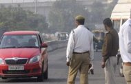 Ghaziabad Traffic Police का नया कारनामा: अब कार में भी पहननी पड़ेगी हेलमेट? कार चलाते कटा बिना हेलमेट का चालान