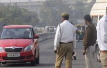 Ghaziabad Traffic Police का नया कारनामा: अब कार में भी पहननी पड़ेगी हेलमेट? कार चलाते कटा बिना हेलमेट का चालान