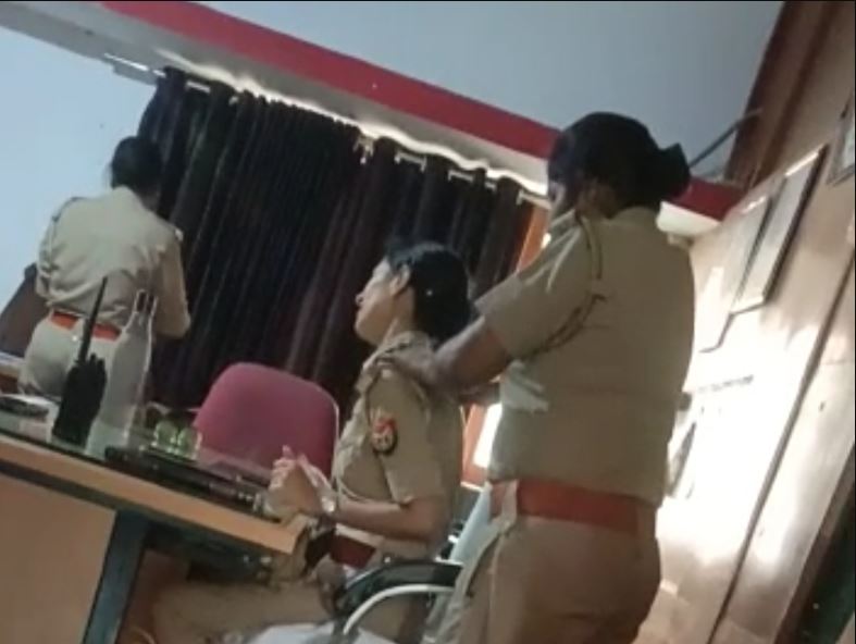 थाने में कॉन्स्टेबल से बॉडी मसाज करा रहीं थी महिला थाना प्रभारी, यूपी पुलिस का वीडियो वायरल