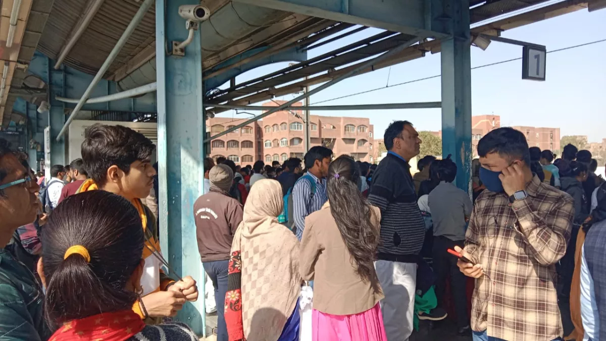 दिल्ली मेट्रो की ब्लू लाइन पर एक व्यक्ति ने लगा दी छलांग