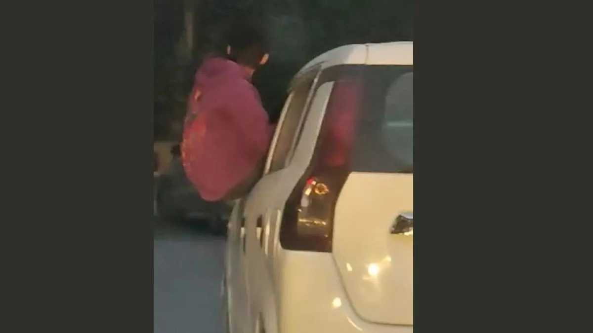 गाजियाबाद; चलती कार में खिड़की पर बैठे युवक का वीडियो वायरल, पुलिस ने 2 लोगो को किया गिरफ्तार