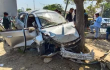 greater noida accident: ग्रेटर नोएडा में एक कार पेड़ से टकराई, पढ़ें पूरी खबर 