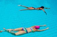 अजीबो-गरीब फैसला! अब इस देश के पब्लिक स्वीमिंग पूल में टॉपलेस नहा सकेंगी महिलाएं
