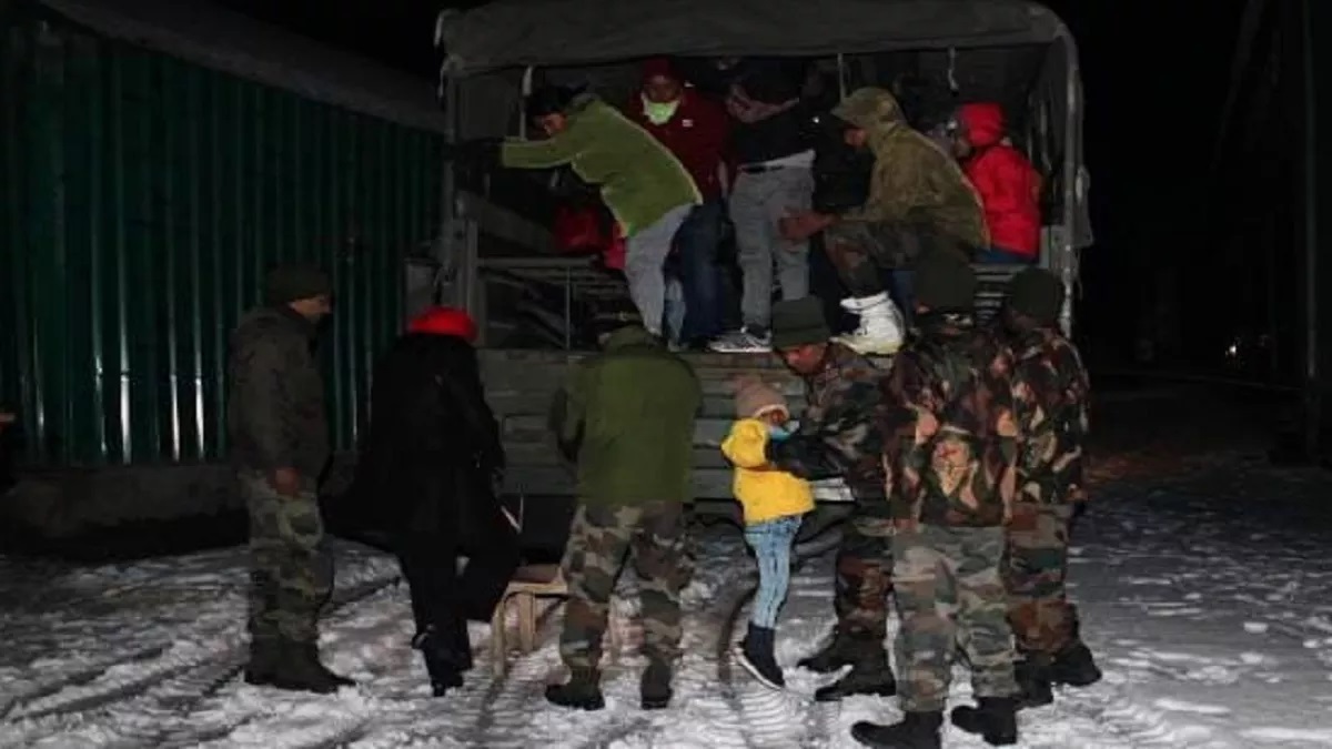 सिक्किम में भारी बर्फबारी के बीच 900 पर्यटक फंसे, भारतीय सेना ने रेस्क्यू कर सुरक्षित निकाला बाहर