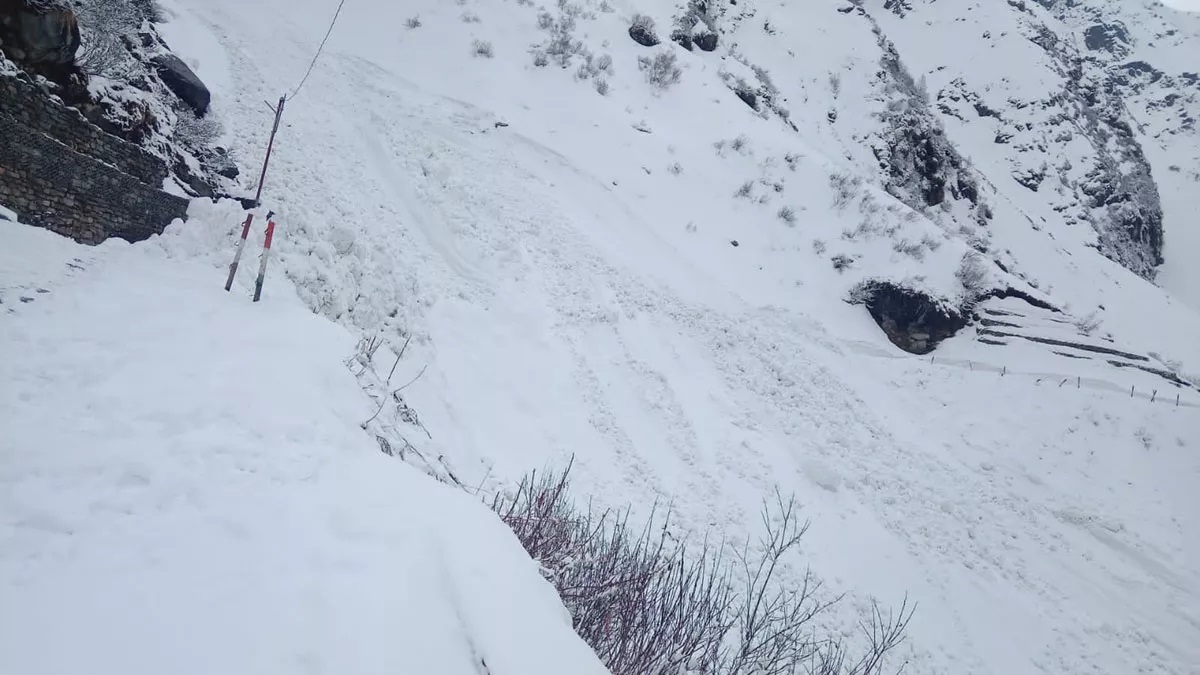 Kedarnath: लगातार बर्फबारी से बढ़ीं मुश्किलें, पहाड़ी से भारी मात्रा में बर्फ खिसककर पैदल रास्ते पर आई