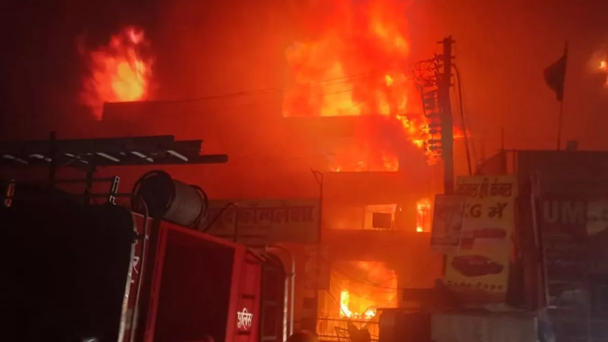 कानपुर की सबसे बड़ी होजरी मार्केट में छह घंटे से जारी है आग का तांडव, एक हजार से ज्‍यादा दुकानें चपेट में; करोड़ों का नुकसान