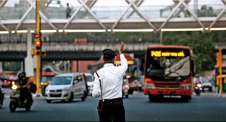 चार बच्चों को स्कूटी पर सैर करा रहा था नाबालिग, वीडियो वायरल होने पर कटा 27 हजार का चालान