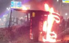 नोएडा : सब्जी भरे ट्रक में एलिवेटड रोड पर लगी आग
