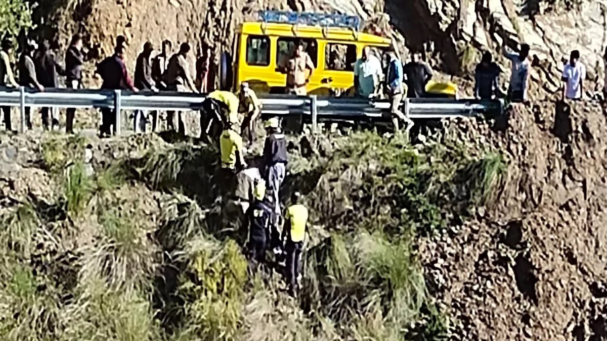 कालसी चकराता मार्ग पर पर्यटकों की कार खाई में गिरी, एक महिला सहित तीन की मौत, एक घायल