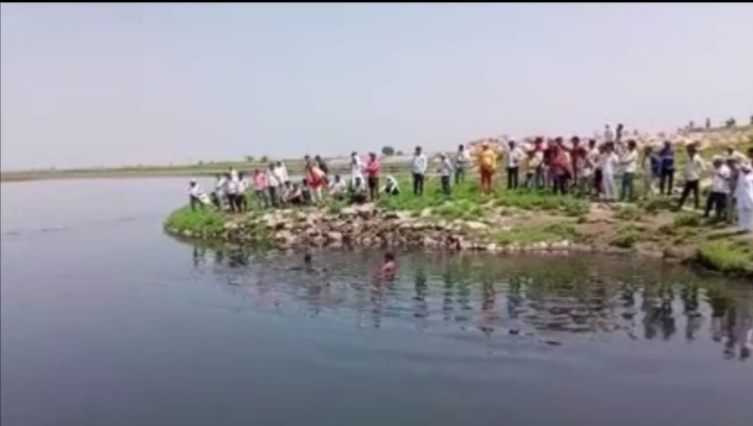 परिवारिक कलेश के चलते पति ने पत्नी की हत्या कर उसे बोरी में भरकर यमुना नदी में फेंका