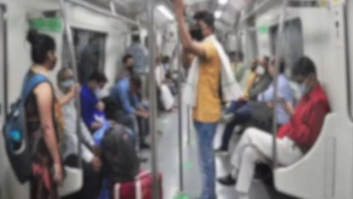 दिल्ली मेट्रो में लड़के ने की शर्मनाक हरकत, लड़की के बगल में बैठकर करने लगा मास्टरबेट, वीडियो हुआ वायरल