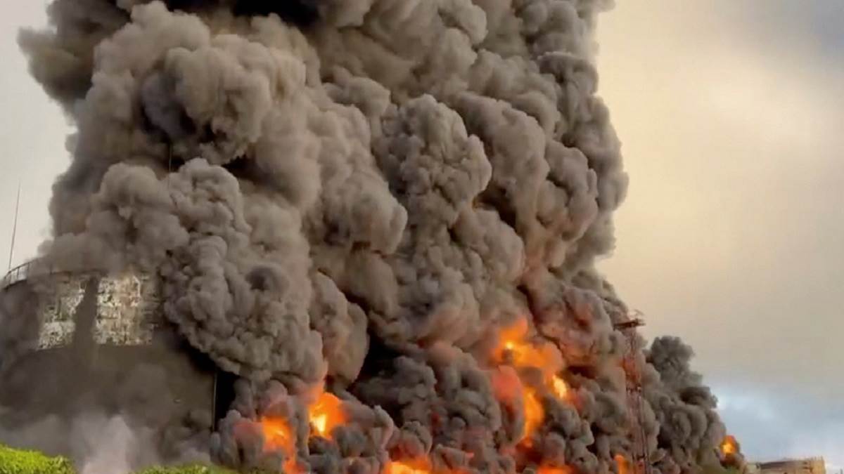 यूक्रेन का रूस पर पलटवार! क्रीमिया में तेल टर्मिनल पर ड्रोन से किया हमला, लगी भीषण आग