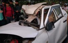 नोएडा-ग्रेटर नोएडा एक्सप्रेसवे पर हुआ दर्दनाक सड़क हादसा, तेज रफ्तार स्विफ्ट कार ट्रक से टकराई, आधे घंटे तक कार में फंस कर युवक की मौत