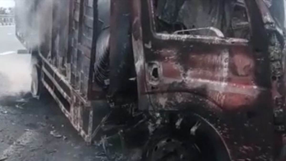 ईस्टर्न पेरीफेरल एक्सप्रेसवे पर कैंटर में लगी भीषण आग, चालक ने कूदकर बचाई जान... ग्रेटर नोएडा में दुर्घटना