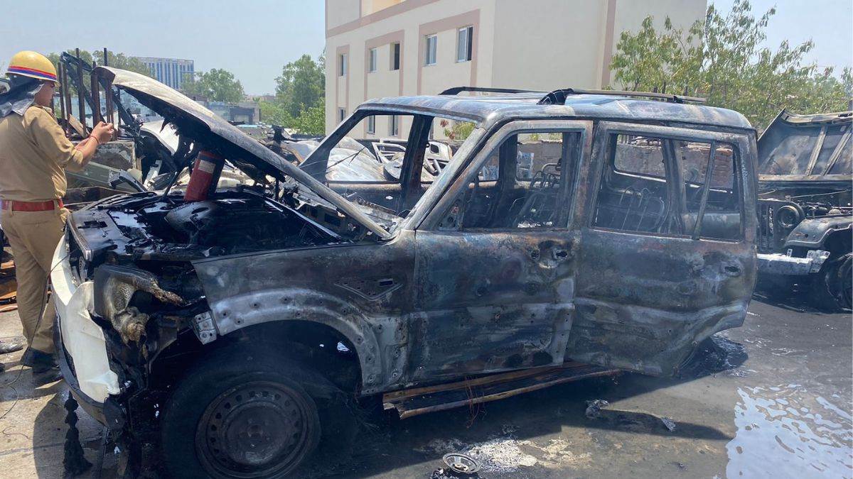 Greater Noida: महिंद्रा कार के शोरूम में लगी भीषण आग, कई गाड़ियां जलकर हुईं खाक