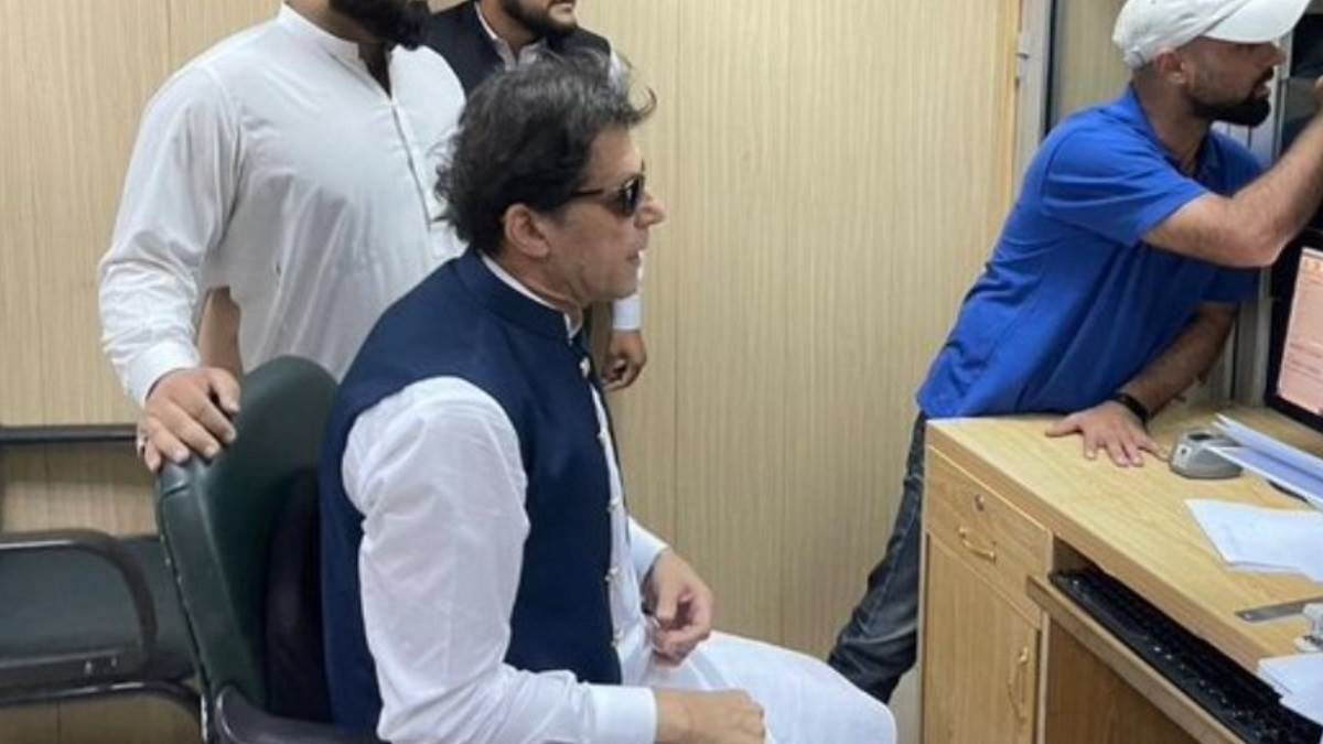 पाकिस्तान के पूर्व PM इमरान खान इस्लामाबाद हाई कोर्ट के बाहर से गिरफ्तार, सेना पर मारपीट का आरोप
