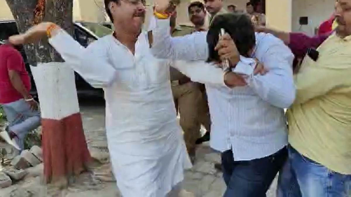 निकाय चुनाव को लेकर अमेठी में बवाल, सपा विधायक ने पुलिस के सामने BJP नेता को पीटा